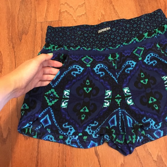 Express Patterned Shorts - Picture 2 of 4